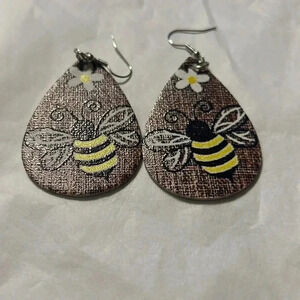 NWT  bumble bee earrings